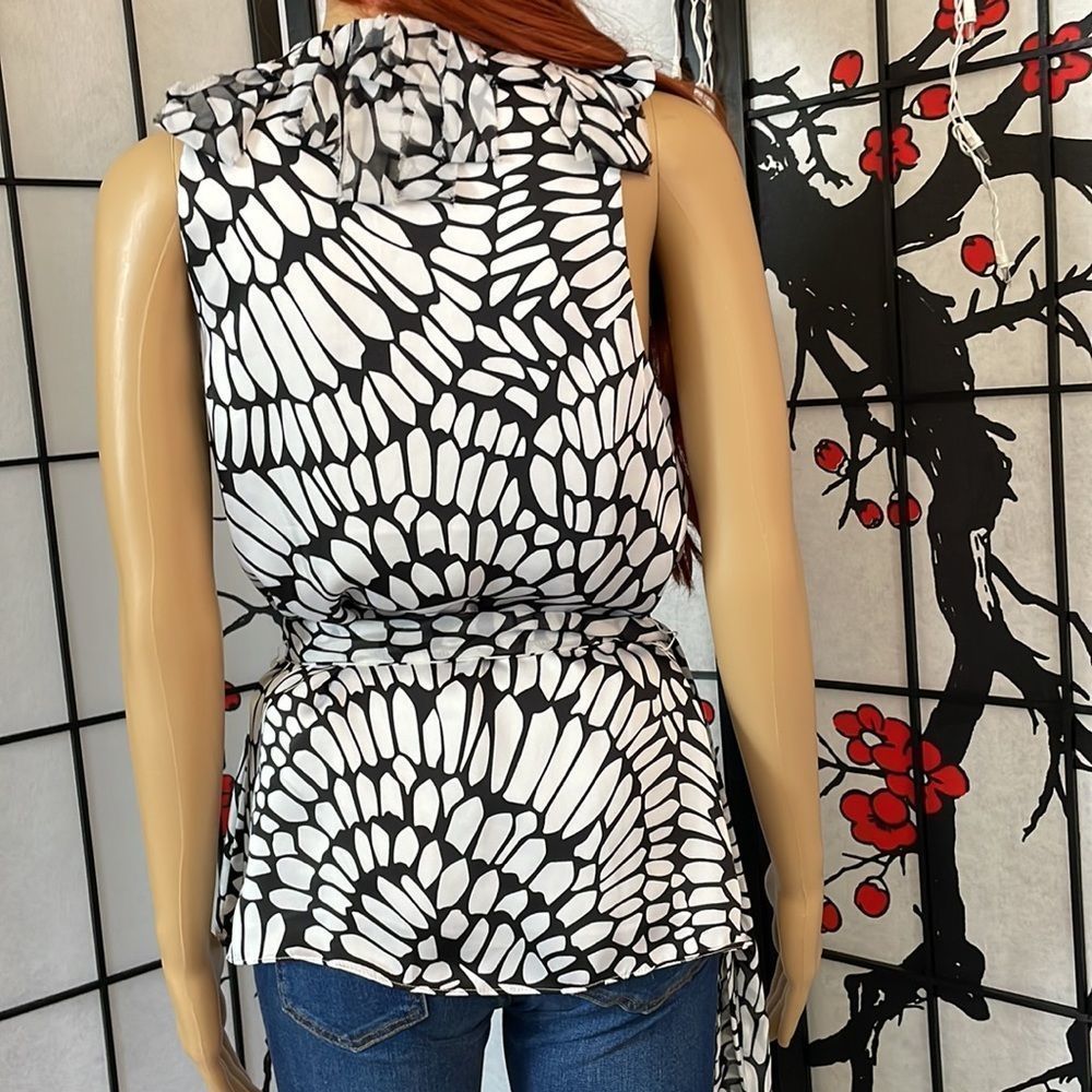 WHITE House/Black Market Size Small Flowy Sleeveless/Lined Top. In EUC. - Picture 9 of 12